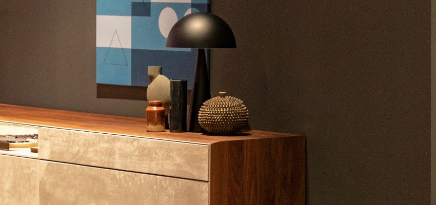 Luxe houten dressoir met moderne decoratieve elementen en een kunstwerk in een wissellijst